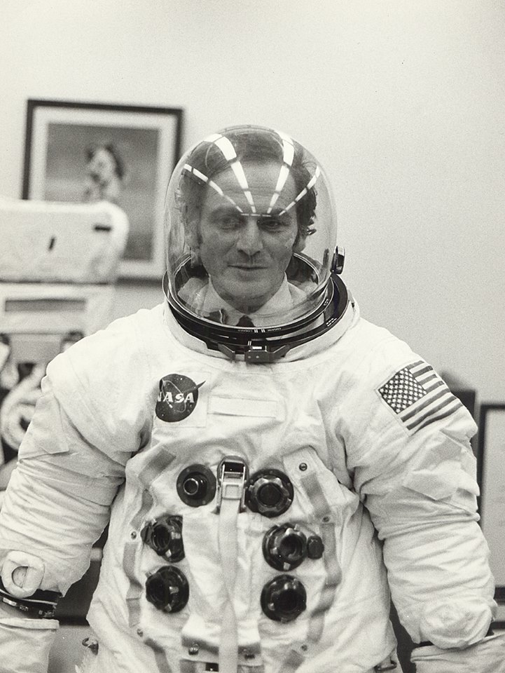 Пьер Карден в костюме астронавта