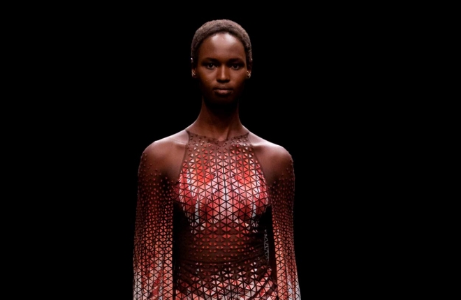 Модельер Iris Van Herpen создала платье от кутюр из пластика собранного в океане