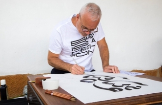 Москву посетит знаменитый мастер тибетской каллиграфии Таши Мэннокс